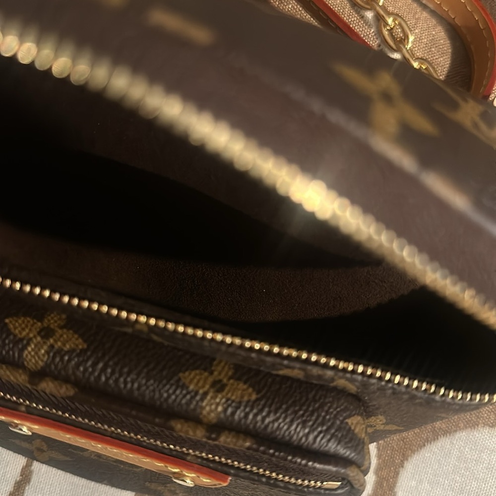 Brand new never worn LV bumbag, Fanny pack. Comes with two types of straps. - Picture 3 of 4